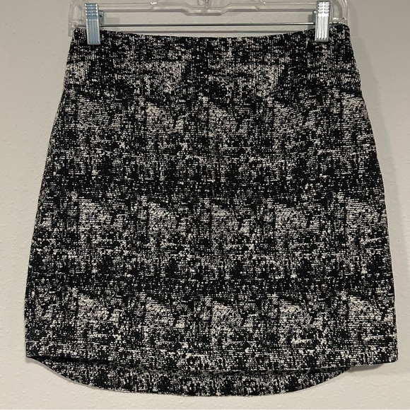 Banana Republic Dresses & Skirts - Banana Republic Textured Mini Skirt Size 2 (28 x 19)